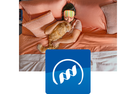 Katė ilsisi lovoje kartu su šeimininku